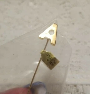 "A Stick Pin Enchapado en Oro ""A"" Pin Solapa Pin NUEVO CON ETIQUETAS 1980 Stock 2,75" - Imagen 1 de 3