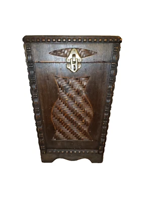 Cofre de madera estilo ratán vintage / soportes 13 pulgadas de alto / madera de color oscuro Foto 1 de 4