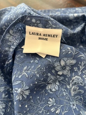 "2 piezas Laura Ashley Home azul y blanco floral - azul euro Elsie 25x25""" Foto 1 de 4