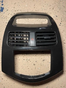 2011-2015 Chevrolet SPARK Center Dash Radio Bezel Trim w/ Vents Black OEM - Foto 1 di 10
