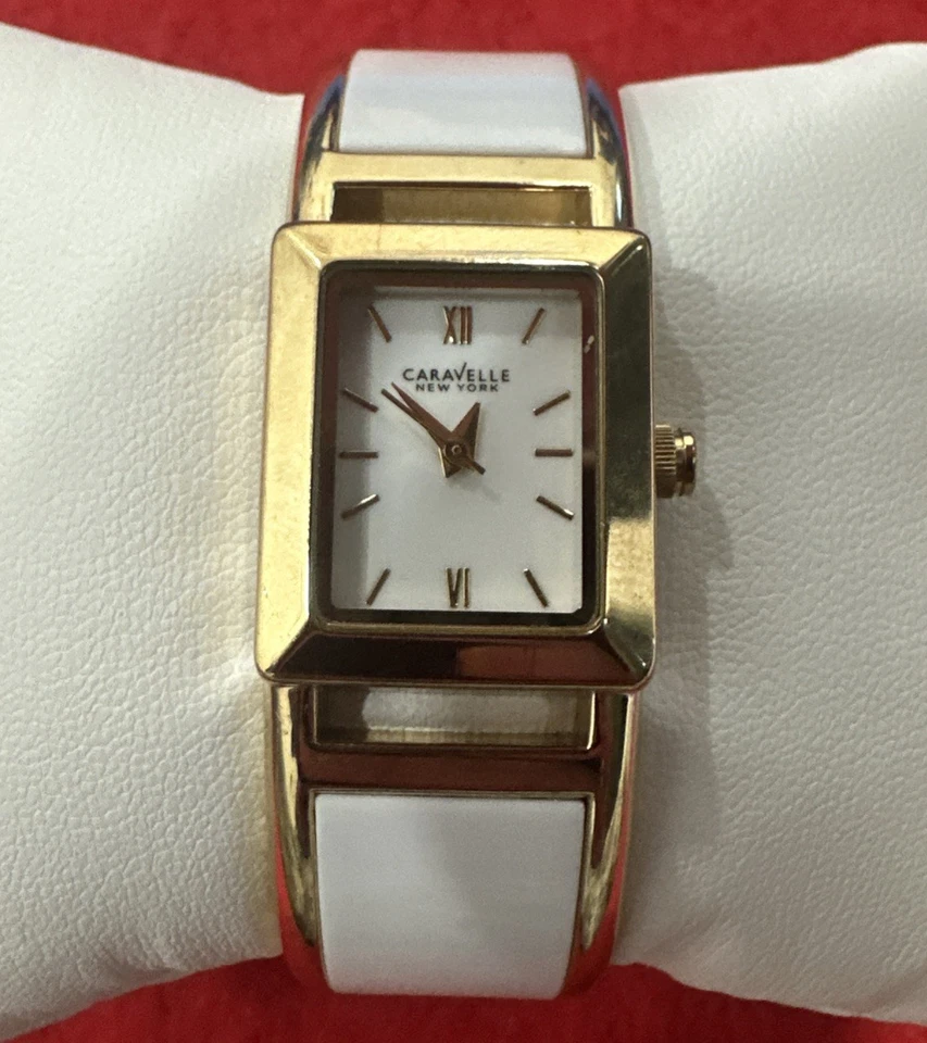 Reloj brazalete bicolor Caravelle New York by Bulova 44L143 para mujer Foto 1 de 4