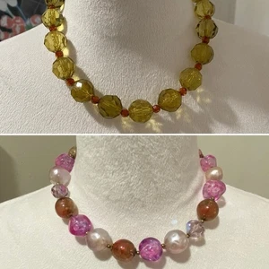 2 Colorful Costume Jewelry Necklaces Choker Length Gold Pink Large Acrylic Beads - Imagen 1 de 8