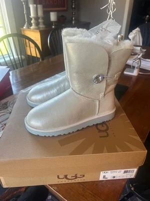 Ugg W Bailey I DO! size 9 white fur lined boot. - Image 1 of 4