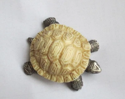 Ancienne Tortue coquille en  os  patte laiton recouverte de feuille argent  - Photo 1/4