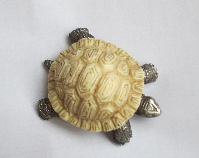 Ancienne Tortue coquille en  os  patte laiton recouverte de feuille argent  - Photo 1/4