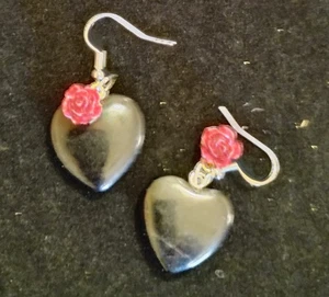 Pendientes corazón negro con rosa roja - Imagen 1 de 2