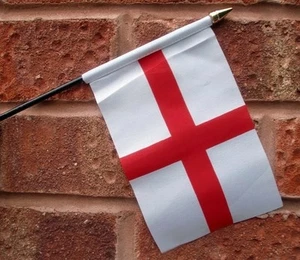 BANDERA ONDEANDO A MANO DE INGLÉS ST GEORGE pequeña 6"" x 4"" con poste de 10"" INGLESA 3 LEONES - Imagen 1 de 1