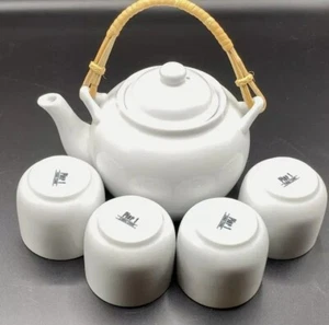 JUEGO DE TÉ BLANCO PIER 1 IMPORTACIONES Tetera y 4 Tazas en Caja - Imagen 1 de 2