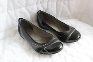 CLARKS charol negro 8,5 M zapatos planos sin cordones con costuras y hebilla en contraste en muy buena condición - Imagen 1 de 6