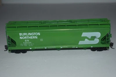 HO Scale Unbranded Burlington Northern 3-Bay Covered Hopper 459105 C54069 - Image 1 of 2