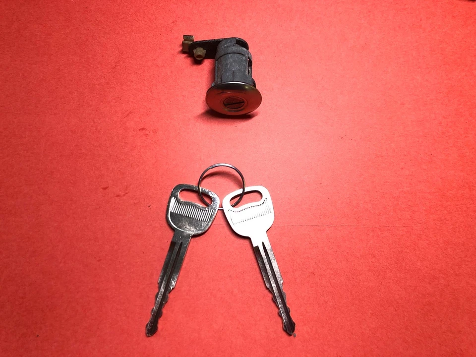 2000-2003 KIA SPECTRA TRUNK LOCK CYLINDER 2 KEYS USED OEM! - Image 1 of 1