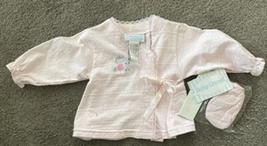 VINTAGE BABY ROSA LAGENLOOK TOP MIT PASSENDEN STIEFELETTEN GRÖSSE 6-9 Monate NEU - kostenloser Versand - Bild 1 von 3