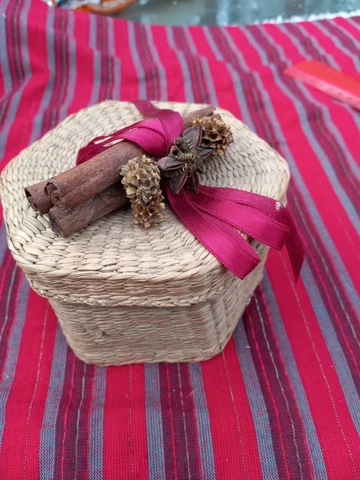 SEAGRASS Basket Vintage Octagon With Lid Cinnamon Sticks and Ribbon 394 Cover