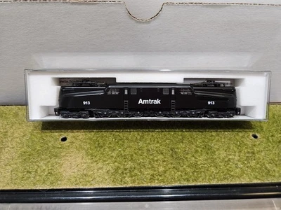 VINTAGE KATO N-SCALE AMTRAK GG1 #137-2021, ROAD #913 MIB; CA. 1999 - Image 1 of 4