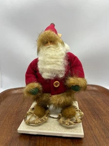 Estatuilla de Papá Noel nórdica vintage hecha a mano con raquetas de nieve - barba y abrigo difusos 21 cm - Imagen 1 de 8