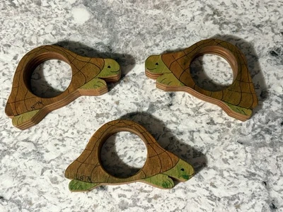Lote de 3 anéis de guardanapo vintage esculpidos à mão de madeira para animais tartarugas - Imagem 1 de 4