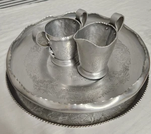 4 Stück gehämmertes Crysanthanam Aluminium 50er Jahre MCM Schale Tablett - Bild 1 von 24