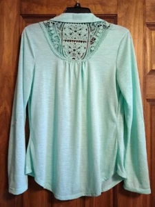 Belle dee Jour Womens Green Shirt W/Embroidered Back Size L - Picture 1 of 9