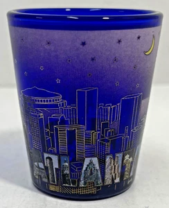 Atlanta - blaues Schnapsglas - 2 1/4" hoch - Innenstadt Landschaft Gebäude/Stadion - Bild 1 von 6