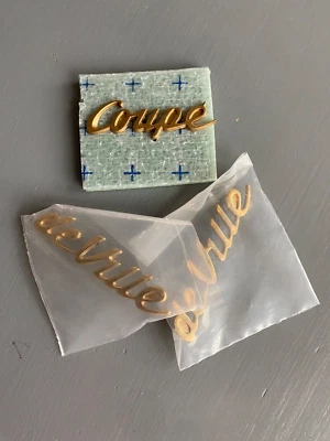 1954-1955 Cadillac Coupe deVille par de script dourado LEIA A DESCRIÇÃO - Imagem 1 de 4