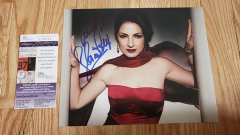POP singer Gloria Estefan signed 8x10 - JSA COA - President Obama Medal Freedom Cover