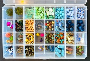 STONE GLASS CERAMIC PLASTIC  Loose Beads - Tray Included! - Vintage & Modern - - Picture 1 of 12