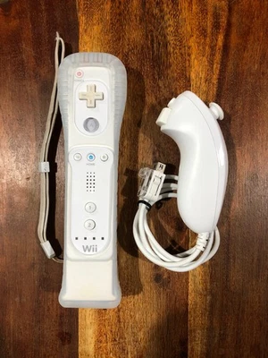 Controller WiiMote Originale con Motion Plus e Nunchuk Wii Funzionante bianco - Immagine 1 di 4