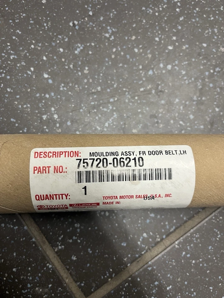 Moldura de puerta delantera izquierda Toyota Camry 2018-2025 OEM nueva Foto 1 de 1