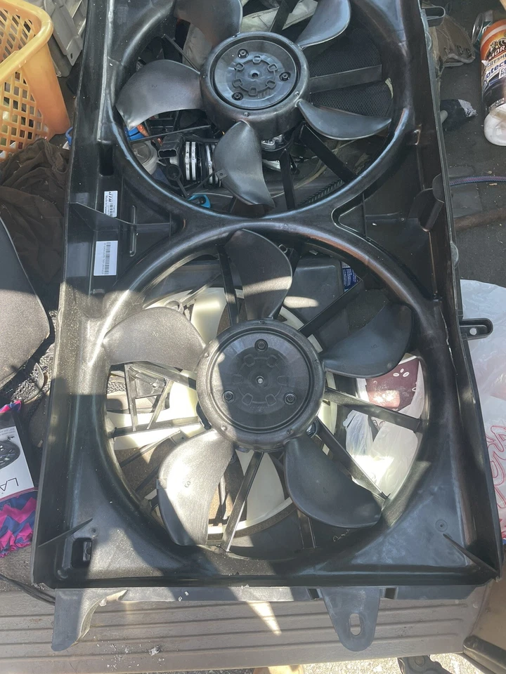 GM3115291 Dual Radiator and Condenser Fan Assembly - Image 1 of 1