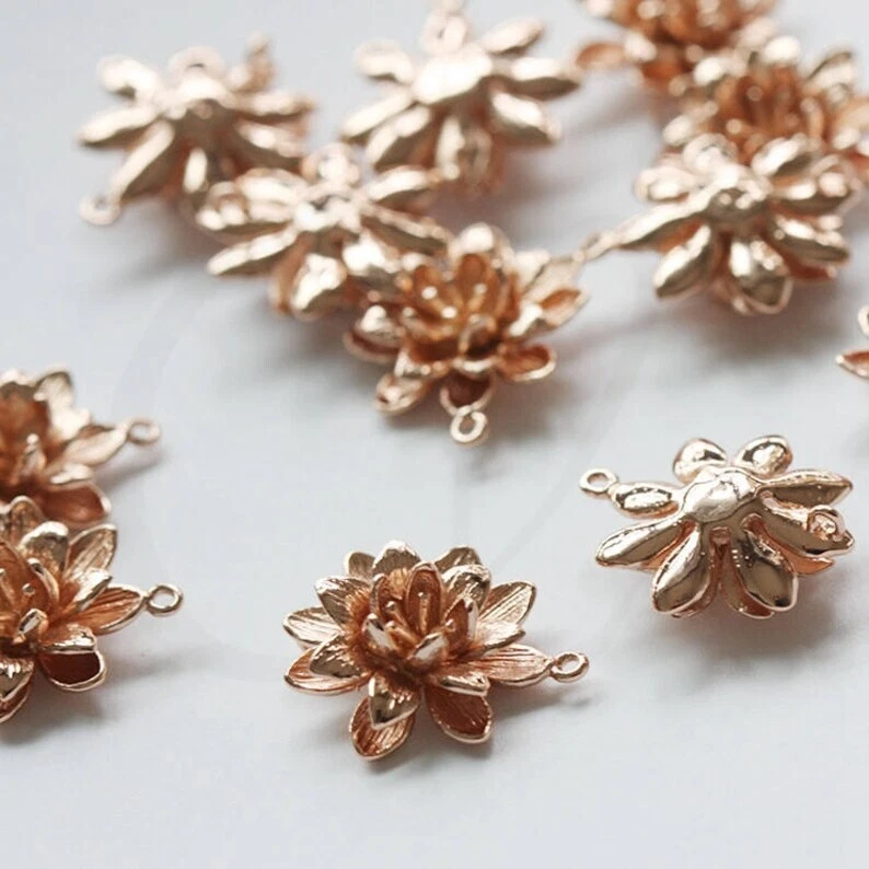 Dije de flores enchapado premium de latón macizo - 19x17 mm (9662Z) Foto 1 de 1