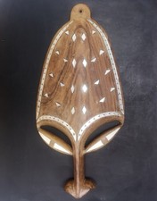 MASCHERA IN LEGNO INTAGLIATA A MANO PARETE DA APPENDERE GUSCIO DI PERLA INTARSIO MEZZA FACCIA ETNICA USATA 18'