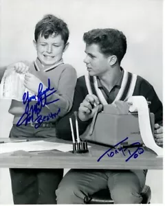 JERRY MATHERS y TONY DOW Firmado Autografiado 8x10 DÉJALO EN CASTOR Foto - Imagen 1 de 1