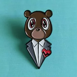 Emaille Pin - 808er Jahre Herzschmerz Bär - Bild 1 von 4