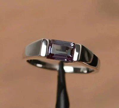 Anillo de compromiso de alejandrita talla esmeralda cambio de color de 1,35 quilates de oro blanco sólido de 14 k Foto 1 de 4