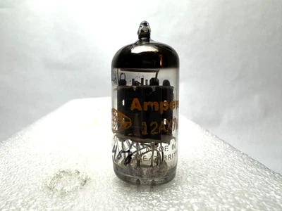 Globo Amperex 12AX7/ECC83. Gt. Gran Bretaña. Placa gris acanalada de 14 mm. Halo Top Getter Foto 1 de 4