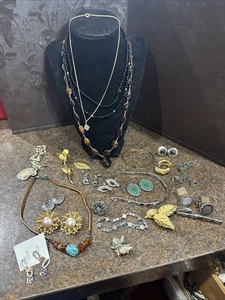 37 Total Pc. Mixed Jewelry Lot (v) - Picture 1 of 14