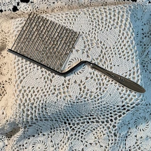 Vintage International Silver Cake Breaker Server Silver Tulip Handle - Picture 1 of 2