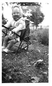 BAMBINA CON SCIARPA IN PASSEGGINO,ANNI 40.FOTO VINTAGE 4,5" x 2,7"/12 - Foto 1 di 2