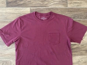 NEU Herren Vineyard Vines Burgunderrot T-Shirt Größe Medium Einfarbig Tasche Shirt - Bild 1 von 6