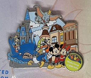 2023 Disney Parks Magic Hap-Pins Watching A Parade Mickey & Minnie LE 500 Pin - Bild 1 von 3