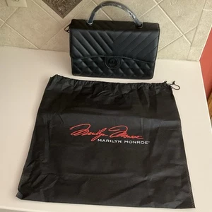 Neu mit Etikett Marilyn Monroe Stil #EQ32068 "schwarz" gesteppt O-T-S mit Griff Handtasche 11,5x7x4" - Bild 1 von 13