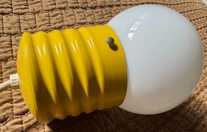 Lámpara bombilla vintage MCM Pop Art metal amarillo colgante botín mediados de siglo moderno - Imagen 1 de 8