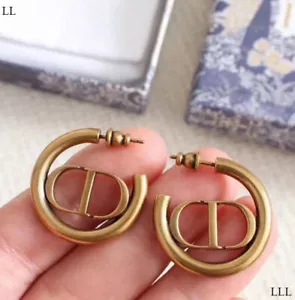 Nuevos Pendientes CD de Metal Clásicos Vintage Para Mujer Relieve Letra Pendientes Adornos - Imagen 1 de 36