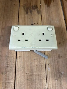 WOHNWAGEN/WOHNMOBIL/BOOT CLIPSAL DOPPELSTECKER STECKERBUCHSE UND RÜCKKASTEN - Bild 1 von 2