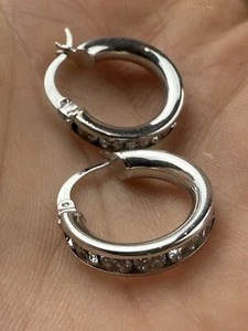 Pendientes de aro de oro blanco de 9 quilates,375 con circonita cúbica con sello disponibles en todo el mundo - Imagen 1 de 9