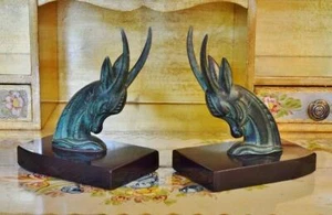 Atemberaubendes Paar antike französische Art Deco Buchstützen, grüne Antilopenköpfe auf Marmor - Bild 1 von 16