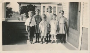 Snapshot Vintage Photo Group Cute Children Boys Girls One Crying Sad Upset Porch - Picture 1 of 7