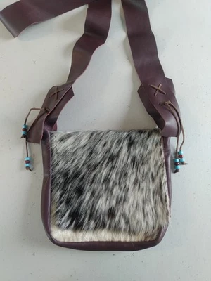 Bolso de Hombro Posibles Polvo Negro con Pelo en Piel de Vaca, Cargador Bozal Disparo  Foto 1 de 4