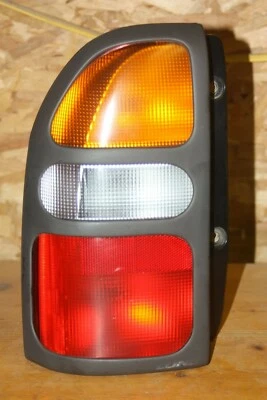 Chevrolet Tracker 2000 luz trasera izquierda del lado del conductor - moldura del mercado de accesorios - usada Foto 1 de 4