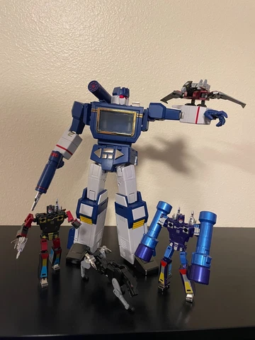 Fanstoys RP-01/RP-01b Acoustic Wave (Transformers Masterpiece Soundwave w/tapes) Cover